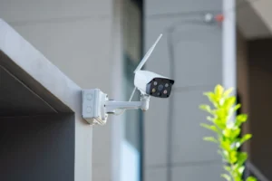 Telecamere sui pianerottoli e negli ingressi comuni: una sentenza dispone rimozione, 2.500 euro di risarcimento e penalità giornaliera. Le regole per condòmini e amministratori.