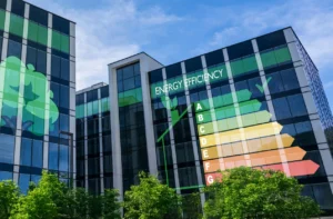 La direttiva europea EPBD (UE 2024/1275) introduce l'obbligo di calcolare il GWP nell'APE: dal 2028 per i grandi edifici e dal 2030 per le nuove costruzioni.